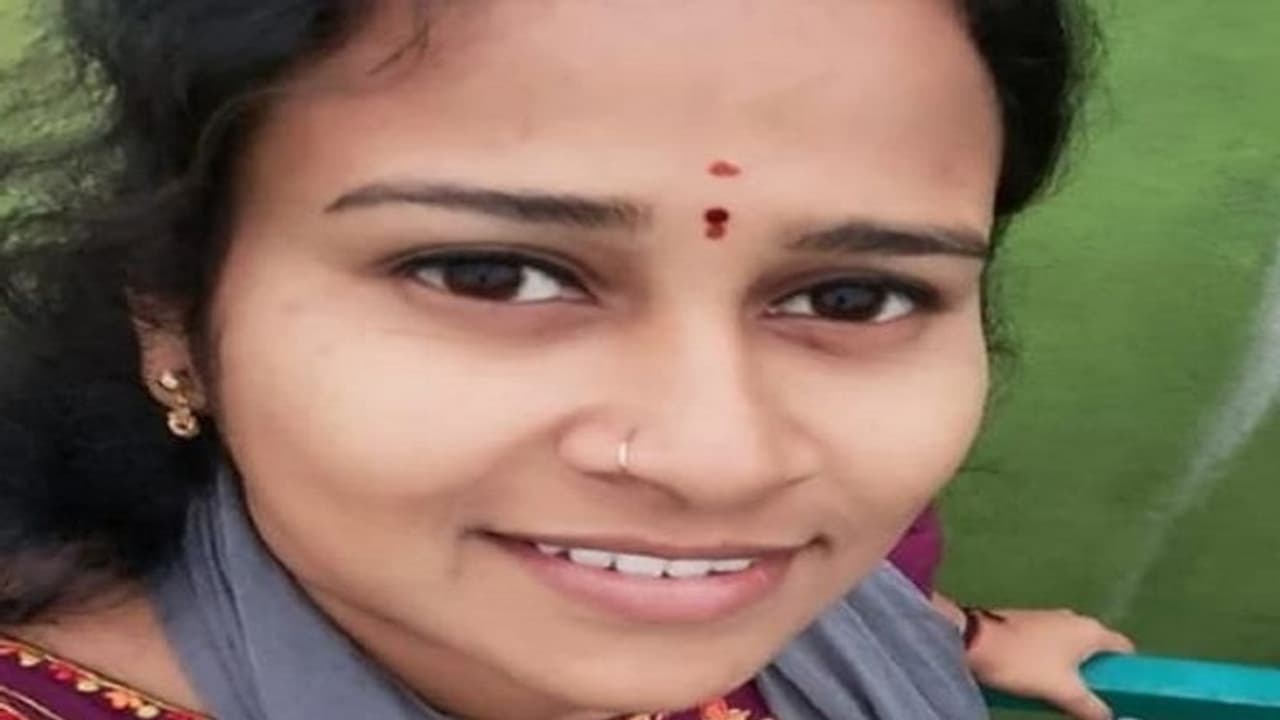 ಉತ್ತರ ಕನ್ನಡ: ಮದುವೆಯಾಗಿ ಮಕ್ಕಳಿದ್ರೂ ಬಿಡದ ಆ ಒಂದು ಚಟ, ಹೆಂಡತಿಯ ಕತ್ತು ಸೀಳಿ ಕೊಲೆ ಮಾಡಿದ ಗಂಡ ಉತ್ತರ ಕನ್ನಡ: ಮದುವೆಯಾಗಿ ಮಕ್ಕಳಿದ್ರೂ ಬಿಡದ ಆ ಒಂದು ಚಟ, ಹೆಂಡತಿಯ ಕತ್ತು ಸೀಳಿ ಕೊಲೆ ಮಾಡಿದ ಗಂಡ