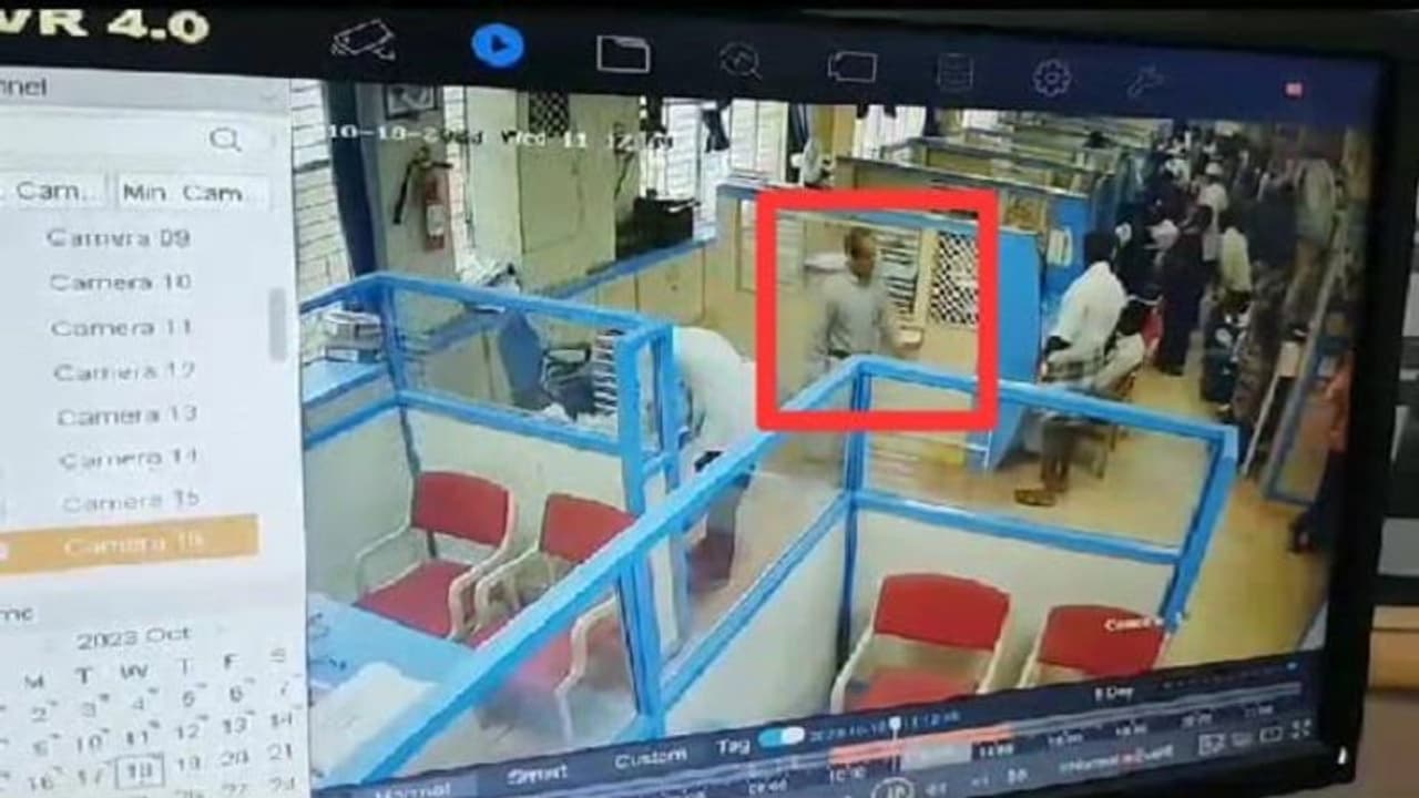 ಚಾಮರಾಜನಗರ: ಬ್ಯಾಂಕ್ ಸಿಬ್ಬಂದಿಯಂತೆ ಬಂದು 5 ಲಕ್ಷ ಹೊತ್ತೊಯ್ದ ಚಾಲಾಕಿ ಕಳ್ಳ..! ಚಾಮರಾಜನಗರ: ಬ್ಯಾಂಕ್ ಸಿಬ್ಬಂದಿಯಂತೆ ಬಂದು 5 ಲಕ್ಷ ಹೊತ್ತೊಯ್ದ ಚಾಲಾಕಿ ಕಳ್ಳ..!