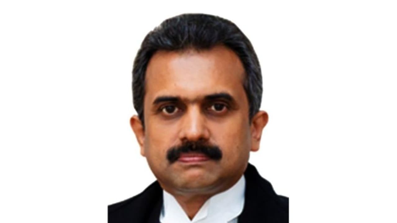 കേരളാ ഹൈക്കോടതി റിട്ട. ജസ്റ്റിസ് ഷാജി പി ചാലിയെ സുപ്രീം കോടതിയിലെ കേന്ദ്ര സർക്കാർ അഭിഭാഷകനായി നിയമിച്ചു കേരളാ ഹൈക്കോടതി റിട്ട. ജസ്റ്റിസ് ഷാജി പി ചാലിയെ സുപ്രീം കോടതിയിലെ കേന്ദ്ര സർക്കാർ അഭിഭാഷകനായി നിയമിച്ചു