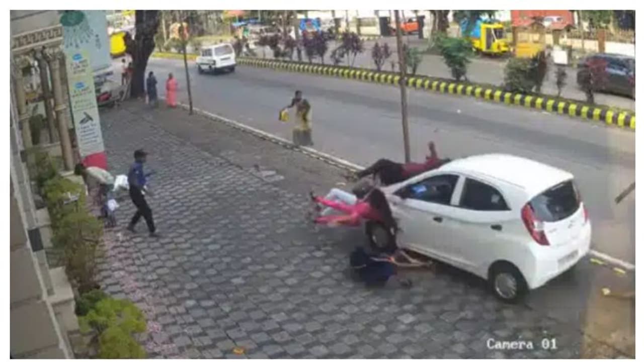 അമിതവേ​ഗതയിൽ നടപ്പാതയിലേക്ക് ഇടിച്ചുകയറി, ഇടിച്ചുതെറിപ്പിച്ചത് 5 പേരെ, 23കാരിക്ക് ദാരുണാന്ത്യം വീഡിയോ