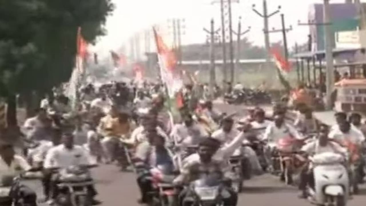 భూపాలపల్లిలో రాహుల్ గాంధీ: నిరుద్యోగులతో బైక్ ర్యాలీ