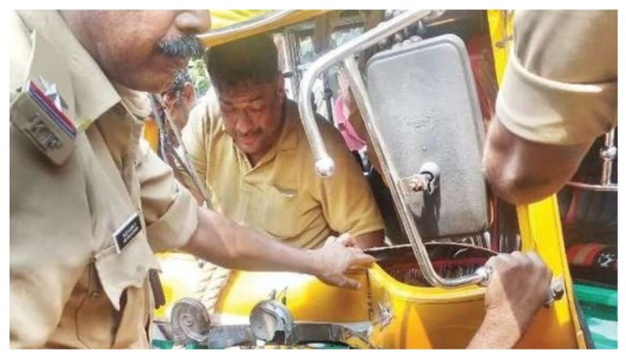 ഇറക്കത്തിൽ നിർത്തിയ ഓട്ടോ താഴേക്ക്, ചാടിക്കയറി ഡ്രൈവർ, പോസ്റ്റിലിടിച്ചതോടെ അകത്ത് കുടുങ്ങി; ഫയർഫോഴ്സ് രക്ഷ ഇറക്കത്തിൽ നിർത്തിയ ഓട്ടോ താഴേക്ക്, ചാടിക്കയറി ഡ്രൈവർ, പോസ്റ്റിലിടിച്ചതോടെ അകത്ത് കുടുങ്ങി; ഫയർഫോഴ്സ് രക്ഷ