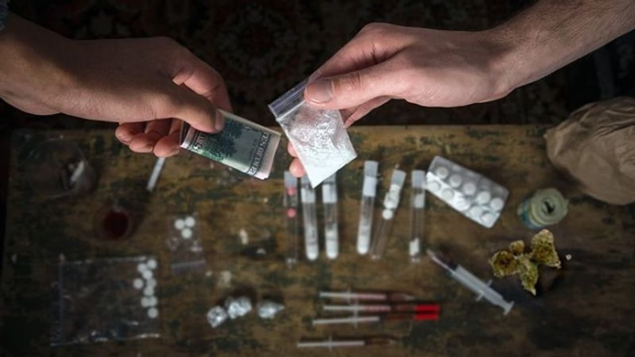 എറണാകുളം മറൈൻഡ്രൈവിൽ പരിശോധന, 10 പേർ പിടിയിൽ; ഹാഷിഷ് ഓയിലടക്കം പിടികൂടി 