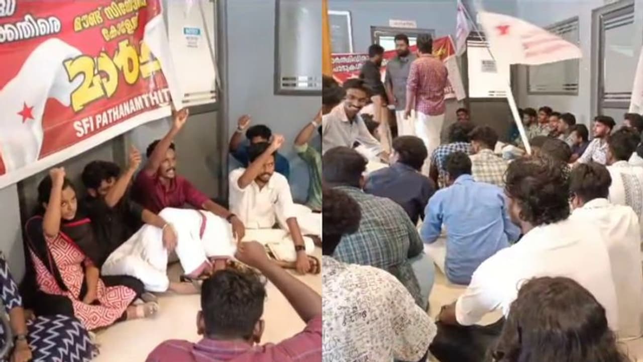 എസ്എഫ്ഐ പ്രതിഷേധം ഫലം കണ്ടു; പ്രിൻസിപ്പലിനെ നീക്കി പത്തനംതിട്ട മൗണ്ട് സിയോൺ ലോ കോളേജ് അധികൃതർ എസ്എഫ്ഐ പ്രതിഷേധം ഫലം കണ്ടു; പ്രിൻസിപ്പലിനെ നീക്കി പത്തനംതിട്ട മൗണ്ട് സിയോൺ ലോ കോളേജ് അധികൃതർ