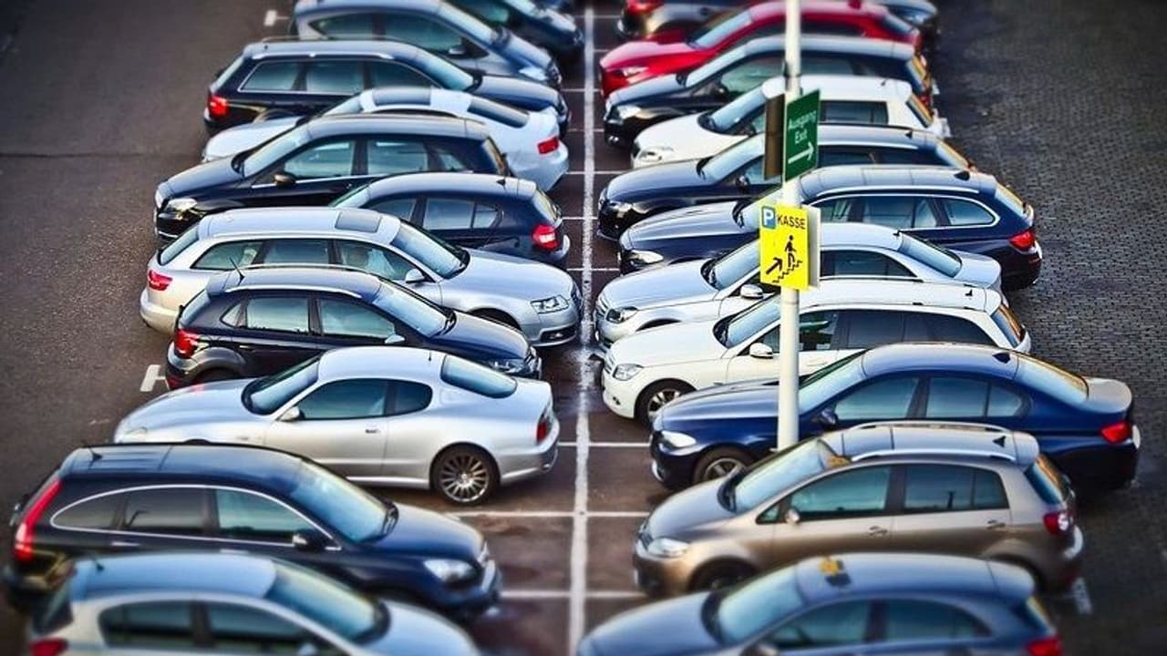 ക്ലാമ്പിടില്ല, വലിച്ചുമാറ്റില്ല; നോപാർക്കിംഗിലെ കാറുകൾ നീക്കാൻ റോബോട്ടുകൾ, ഈ ചൈനീസ് പോലീസുകാരുടെ ഒരു കാര്യമേ! ക്ലാമ്പിടില്ല, വലിച്ചുമാറ്റില്ല; നോപാർക്കിംഗിലെ കാറുകൾ നീക്കാൻ റോബോട്ടുകൾ, ഈ ചൈനീസ് പോലീസുകാരുടെ ഒരു കാര്യമേ!