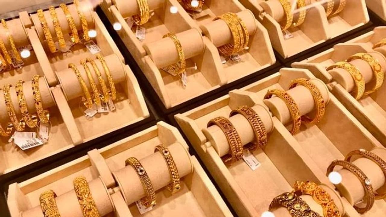 പട്ടാപ്പകല് ജ്വല്ലറിയില് കയറിയ അഞ്ചഗ സംഘം അടിച്ചോണ്ട് പോയത് 10 കോടിയുടെ ആഭരണങ്ങള് പട്ടാപ്പകല് ജ്വല്ലറിയില് കയറിയ അഞ്ചഗ സംഘം അടിച്ചോണ്ട് പോയത് 10 കോടിയുടെ ആഭരണങ്ങള്