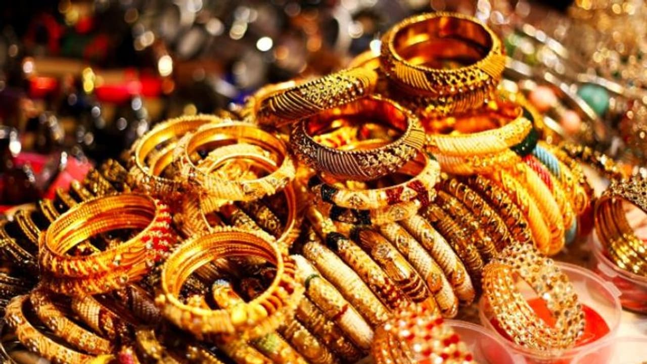 Gold Rate Today: കുത്തനെ വീണ് സ്വർണവില; വിവാഹ വിപണിക്ക് ആശ്വാസം, വെള്ളിയുടെ വിലയും ഇടിഞ്ഞു 