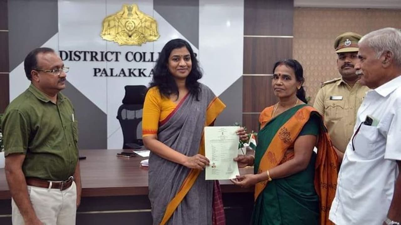 അഭിമാനവും സന്തോഷവും വാനോളം! 58 വർഷമായി ഇവിടെയുണ്ട്, പക്ഷെ 'ഇന്ത്യക്കാരി'യാവാൻ രാധ 35 വർഷം കാത്തിരുന്നു അഭിമാനവും സന്തോഷവും വാനോളം! 58 വർഷമായി ഇവിടെയുണ്ട്, പക്ഷെ 'ഇന്ത്യക്കാരി'യാവാൻ രാധ 35 വർഷം കാത്തിരുന്നു