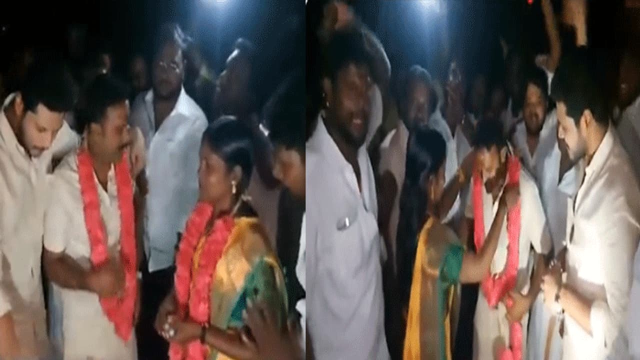 ఇదేం అభిమానం రా బాబు.. లియో సినిమా హాల్లో ఎంగేజ్మెంట్ చేసుకున్న జంట.. వీడియో వైరల్.. ఇదేం అభిమానం రా బాబు.. లియో సినిమా హాల్లో ఎంగేజ్మెంట్ చేసుకున్న జంట.. వీడియో వైరల్..