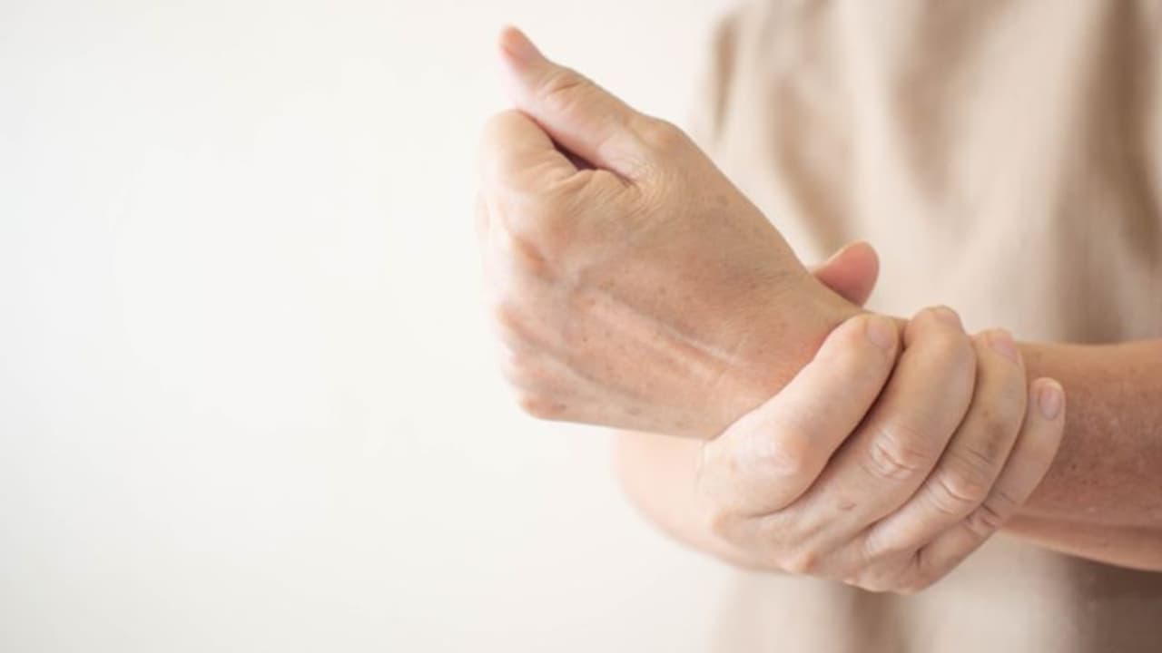 എല്ലുകളെ ബാധിക്കുന്ന 'സൈലന്റ്' ആയ രോഗം; ലക്ഷണങ്ങളിലൂടെ നേരത്തെ തിരിച്ചറിയൂ... എല്ലുകളെ ബാധിക്കുന്ന 'സൈലന്റ്' ആയ രോഗം; ലക്ഷണങ്ങളിലൂടെ നേരത്തെ തിരിച്ചറിയൂ...