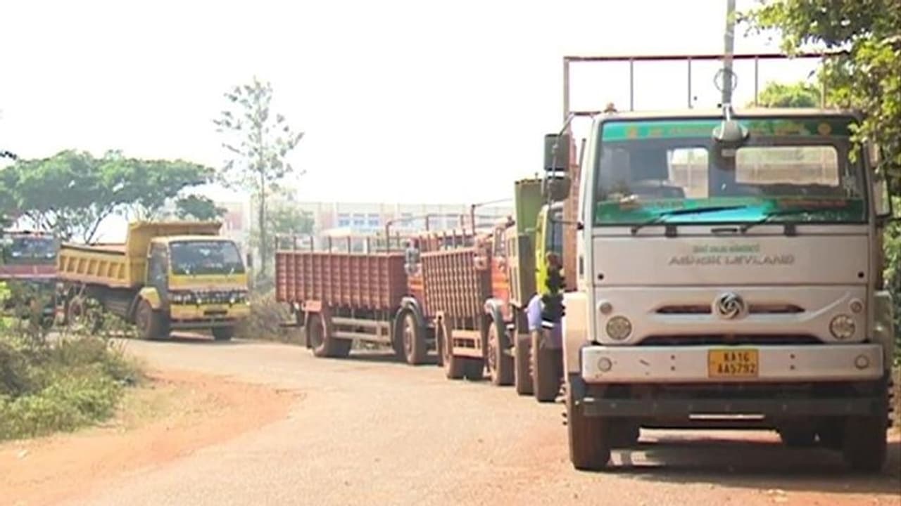 ಚಿತ್ರದುರ್ಗ: ಮೈನ್ಸ್ ಲಾರಿಗಳ ಹಾವಳಿಯಿಂದ ಬೇಸತ್ತು ಬೀದಿಗಳಿದ ಗ್ರಾಮಸ್ಥರು ಚಿತ್ರದುರ್ಗ: ಮೈನ್ಸ್ ಲಾರಿಗಳ ಹಾವಳಿಯಿಂದ ಬೇಸತ್ತು ಬೀದಿಗಳಿದ ಗ್ರಾಮಸ್ಥರು