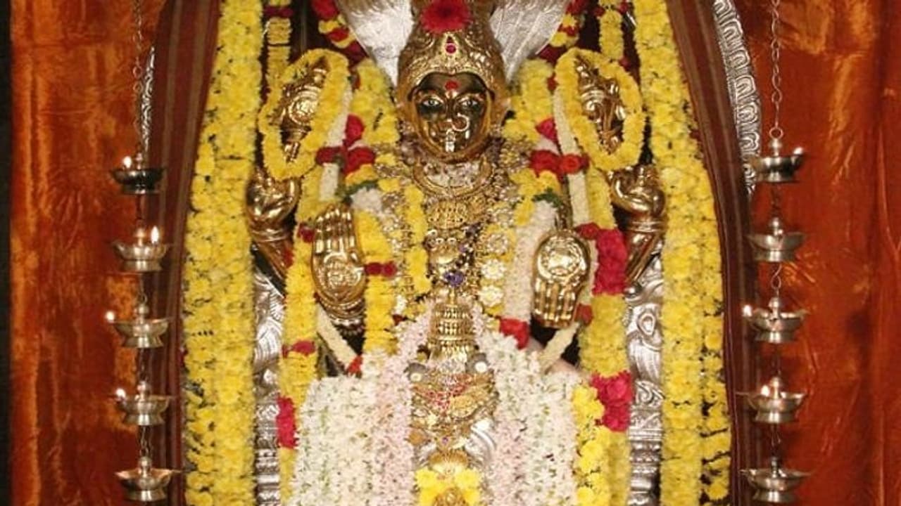 ಚಿಕ್ಕಮಗಳೂರು: ಶೃಂಗೇರಿ ಶಾರದೆಗೆ ಮಹಾವಿಷ್ಣುವಿನ ಅಲಂಕಾರ, ಅನ್ನಪೂಣೇಶ್ವರಿಗೆ ಮಕರಾರೂಢ ಸ್ಕಂದಮಾತೆ ಅವತಾರ