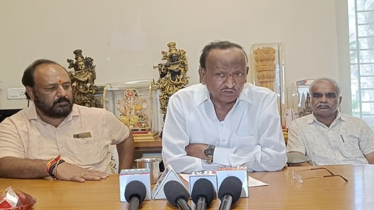 ಸಾರ್ವಜನಿಕರಿಗೆ ತಪ್ಪು ಮಾಹಿತಿ ನೀಡೋದು ಎಷ್ಟು ಸರಿ? ಬಚ್ಚೇಗೌಡ ವಿರುದ್ಧ ಎಂಟಿಬಿ ನಾಗರಾಜ್ ವಾಗ್ದಾಳಿ ಸಾರ್ವಜನಿಕರಿಗೆ ತಪ್ಪು ಮಾಹಿತಿ ನೀಡೋದು ಎಷ್ಟು ಸರಿ? ಬಚ್ಚೇಗೌಡ ವಿರುದ್ಧ ಎಂಟಿಬಿ ನಾಗರಾಜ್ ವಾಗ್ದಾಳಿ