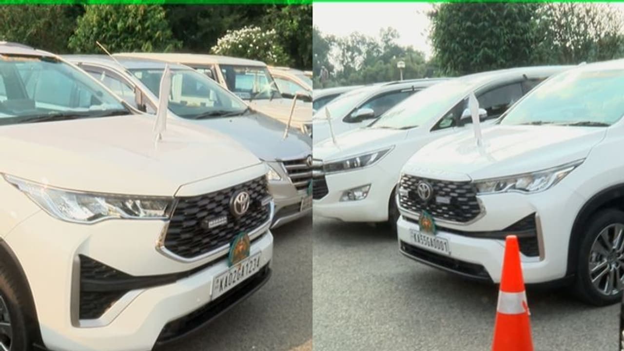 ಹೊಸ ಇನೋವಾ ಕಾರ್ಗಳಲ್ಲಿ ಸಚಿವರ ದರ್ಬಾರು, ಬಡ ರೈತನ ಹೊಟ್ಟೆ ಮೇಲಿನ ತಣ್ಣೀರು ಬಟ್ಟೆ ನೋಡೋರ್ಯಾರು? ಹೊಸ ಇನೋವಾ ಕಾರ್ಗಳಲ್ಲಿ ಸಚಿವರ ದರ್ಬಾರು, ಬಡ ರೈತನ ಹೊಟ್ಟೆ ಮೇಲಿನ ತಣ್ಣೀರು ಬಟ್ಟೆ ನೋಡೋರ್ಯಾರು?