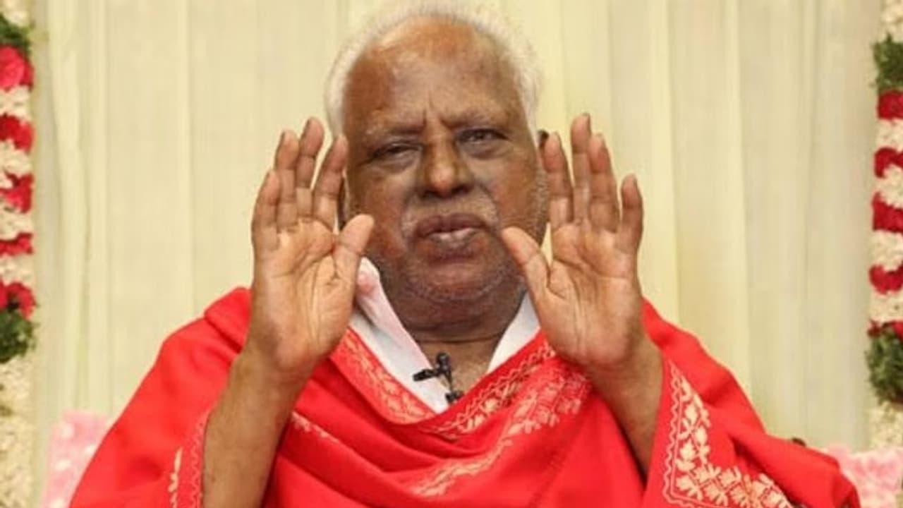 பங்காரு அடிகளார் மறைவு.. மேல்மருவத்தூர் பகுதியில் பக்தர்களின் வருகை அதிகரிப்பு குவிக்கப்படும் போலீசார்! பங்காரு அடிகளார் மறைவு.. மேல்மருவத்தூர் பகுதியில் பக்தர்களின் வருகை அதிகரிப்பு குவிக்கப்படும் போலீசார்!