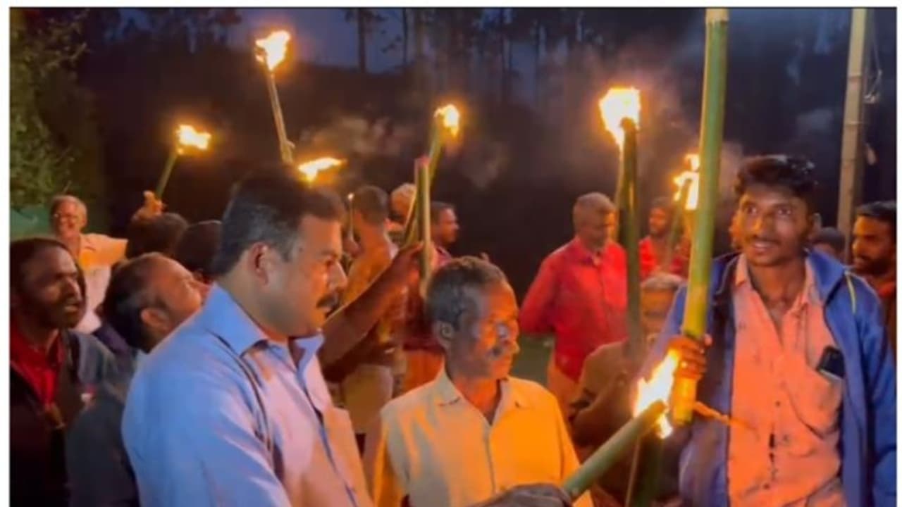 മൂന്നാറില് കൈയേറ്റം ഒഴിപ്പിക്കല് തുടങ്ങിയതിന് പിന്നാലെ പ്രതിഷേധവുമായി കര്ഷകര് മൂന്നാറില് കൈയേറ്റം ഒഴിപ്പിക്കല് തുടങ്ങിയതിന് പിന്നാലെ പ്രതിഷേധവുമായി കര്ഷകര്