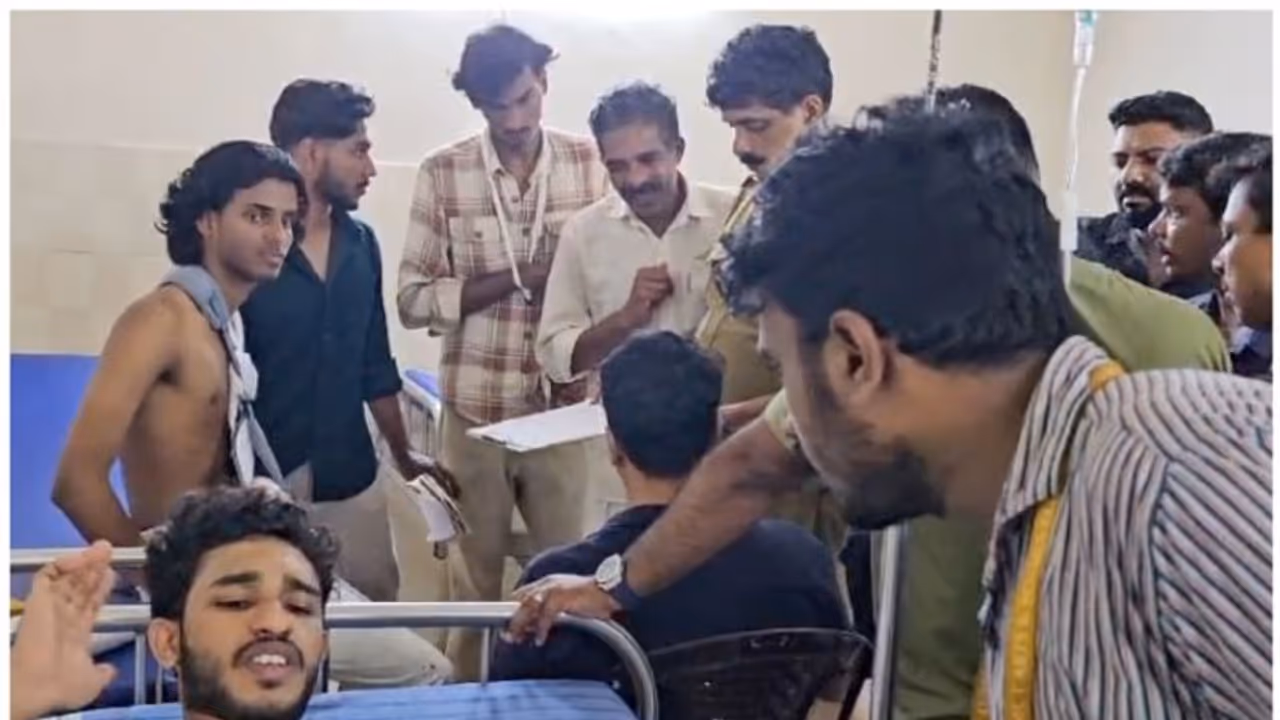 കോളേജ് വിനോദയാത്രാ സംഘത്തിലെ വിദ്യാര്ത്ഥിനികളെ അസഭ്യം പറഞ്ഞു; ചോദ്യം ചെയ്തപ്പോള് ക്രൂര മര്ദനം കോളേജ് വിനോദയാത്രാ സംഘത്തിലെ വിദ്യാര്ത്ഥിനികളെ അസഭ്യം പറഞ്ഞു; ചോദ്യം ചെയ്തപ്പോള് ക്രൂര മര്ദനം