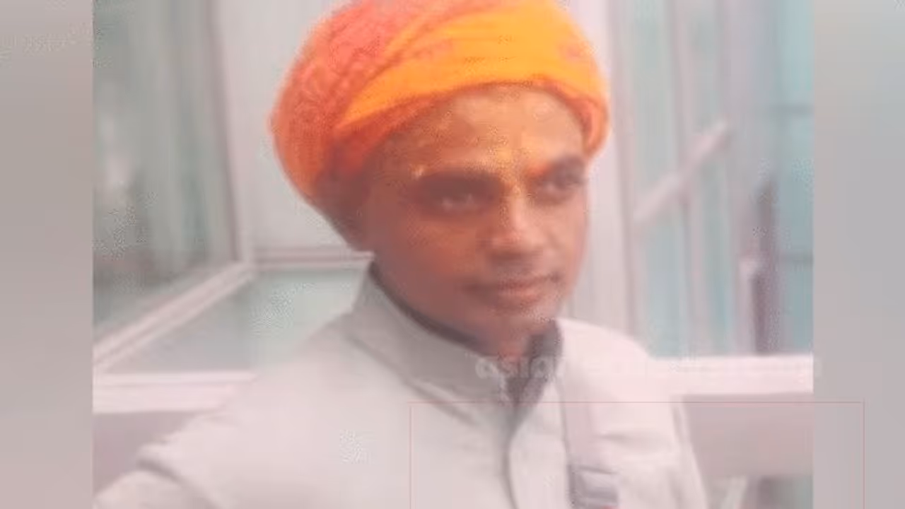 അയോധ്യയിൽ ചോരയിൽ കുളിച്ച നിലയിൽ സന്യാസിയുടെ മൃതദേഹം; കൊലപാതകം, 2 പേർ പിടിയിൽ അയോധ്യയിൽ ചോരയിൽ കുളിച്ച നിലയിൽ സന്യാസിയുടെ മൃതദേഹം; കൊലപാതകം, 2 പേർ പിടിയിൽ