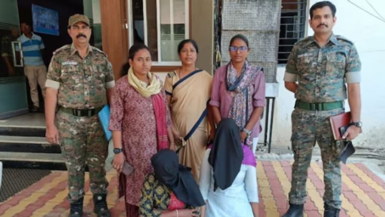 ഒരേ ലക്ഷണങ്ങൾ! ചുണ്ട് കറുത്തു, തലയിലും നടുവിനും കടുത്ത വേദന! കുടുംബത്തിലെ 5 പേരെ യുവതികൾ കൊന്നത് വിഷം നൽകി! ഒരേ ലക്ഷണങ്ങൾ! ചുണ്ട് കറുത്തു, തലയിലും നടുവിനും കടുത്ത വേദന! കുടുംബത്തിലെ 5 പേരെ യുവതികൾ കൊന്നത് വിഷം നൽകി!