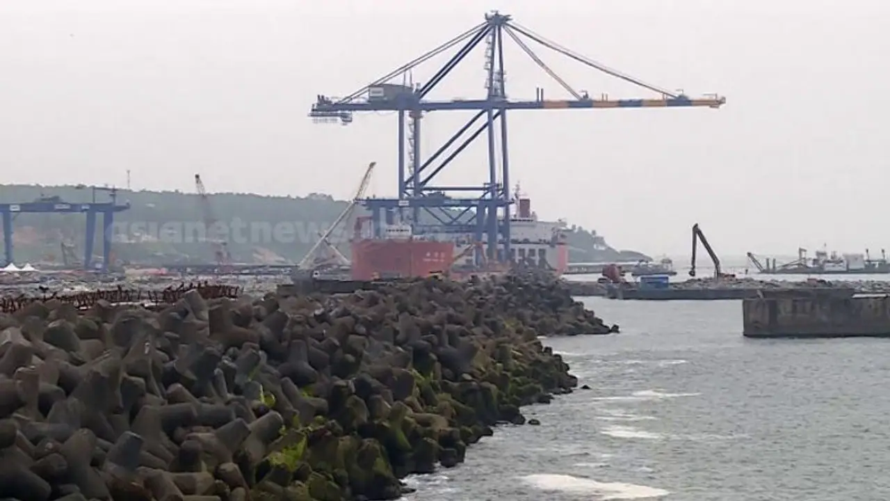 വിഴിഞ്ഞം തീരത്ത് സുരക്ഷ ശക്തമാക്കി ഇന്ത്യൻ നേവി; ചൈനീസ് കപ്പലിൽ നിന്ന് ക്രെയിനുകൾ തീരത്തിറക്കുന്നു