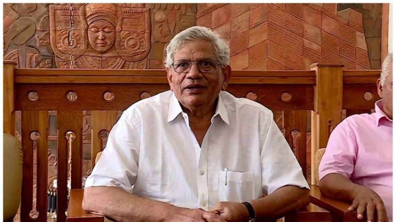 ജെഡിഎസിൽ നടക്കുന്നതെല്ലാം ദേവ​ഗൗഡക്ക് അറിയുമെന്ന് തോന്നുന്നില്ല; പിണറായി അറിഞ്ഞെന്നുള്ളത് അസംബന്ധം: യെച്ചൂരി