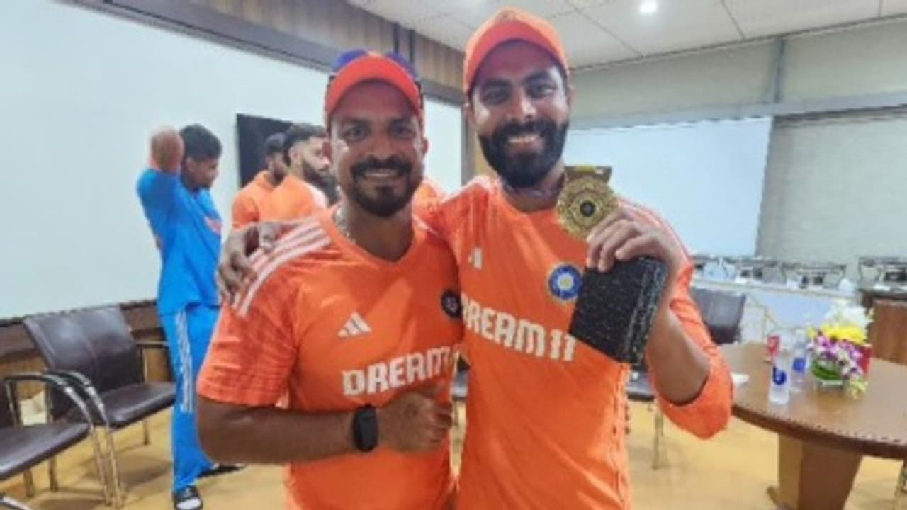 IND vs BAN:டிரெஸிங் ரூமில் அமர்க்களப்படுத்திய பீல்டிங் கோச்: ரவீந்திர ஜடேஜாவிற்கு சிறந்த பீல்டருக்கான பதக்கம்! IND vs BAN:டிரெஸிங் ரூமில் அமர்க்களப்படுத்திய பீல்டிங் கோச்: ரவீந்திர ஜடேஜாவிற்கு சிறந்த பீல்டருக்கான பதக்கம்!