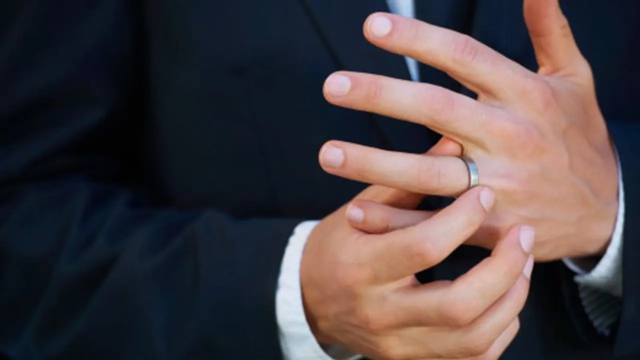 ജോലി സ്ഥലത്ത് വിവാഹ മോതിരത്തിന് വിലക്ക്; പിന്നാലെ 'മോതിര കമ്പനി' തുടങ്ങി, ഇപ്പോള് മാസവരുമാനം ലക്ഷങ്ങള് ! ജോലി സ്ഥലത്ത് വിവാഹ മോതിരത്തിന് വിലക്ക്; പിന്നാലെ 'മോതിര കമ്പനി' തുടങ്ങി, ഇപ്പോള് മാസവരുമാനം ലക്ഷങ്ങള് !