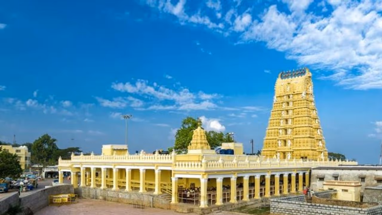 Divine odyssey: 8 enchanting temples of Karnataka that illuminate Navratri festivities Divine odyssey: 8 enchanting temples of Karnataka that illuminate Navratri festivities