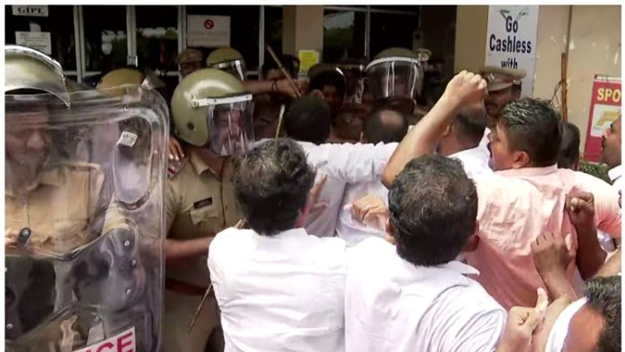 പാലിയേക്കര ടോൾ പ്ലാസയിൽ കോൺഗ്രസ് പ്രതിഷേധം; പൊലീസും പ്രവർത്തകരും തമ്മിൽ ഉന്തും തള്ളും പാലിയേക്കര ടോൾ പ്ലാസയിൽ കോൺഗ്രസ് പ്രതിഷേധം; പൊലീസും പ്രവർത്തകരും തമ്മിൽ ഉന്തും തള്ളും