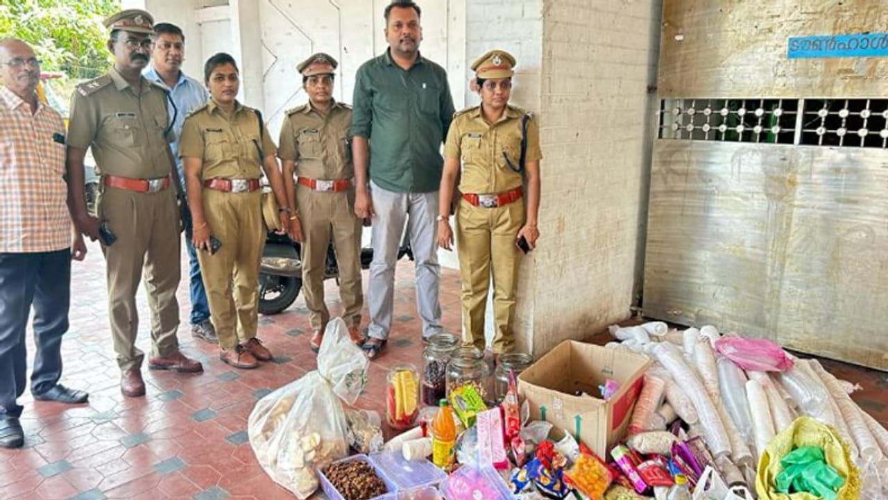 'എലി കടിച്ച, പുഴുവരിച്ച പഴങ്ങള്, കാലാവധി കഴിഞ്ഞ പാല്'; ബേക്കറികളിലും ഹോട്ടലുകളിലും പരിശോധന തുടരുന്നു 'എലി കടിച്ച, പുഴുവരിച്ച പഴങ്ങള്, കാലാവധി കഴിഞ്ഞ പാല്'; ബേക്കറികളിലും ഹോട്ടലുകളിലും പരിശോധന തുടരുന്നു