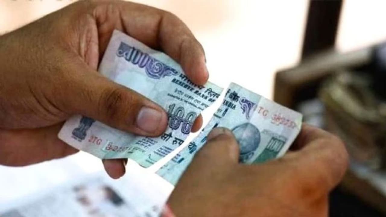 ஏடிஎம் மெஷினில் இருந்து கிழிந்த ரூபாய் நோட்டுகள் வந்தால் என்ன செய்ய வேண்டும் தெரியுமா.?