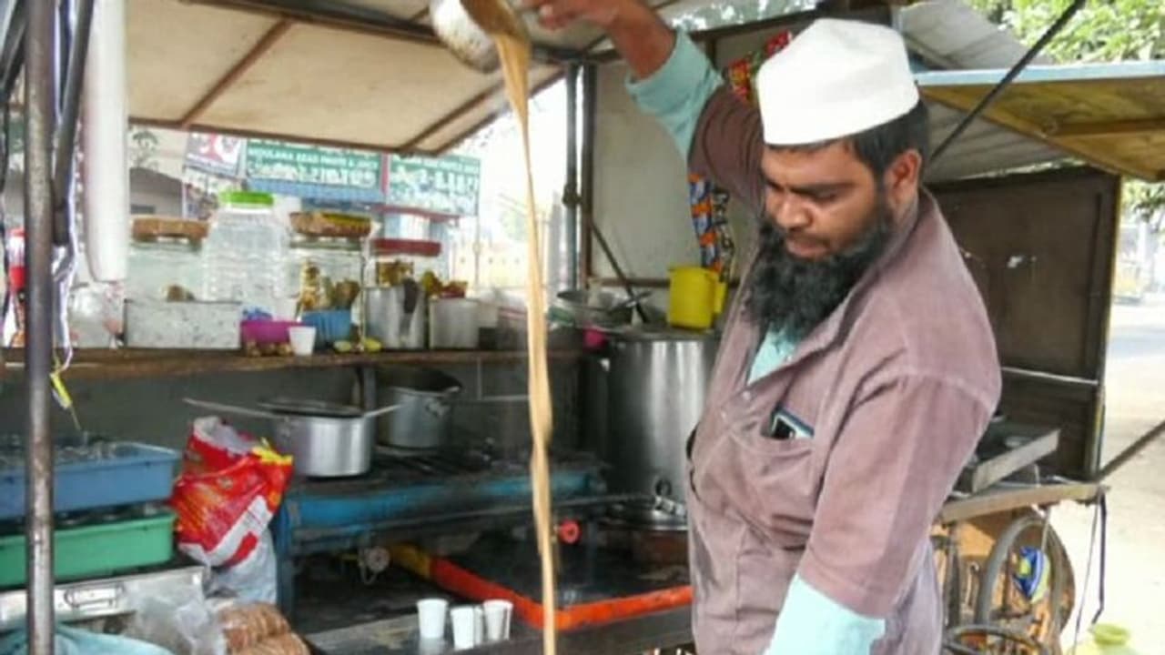 ದೆಹಲಿ ಗಣರಾಜ್ಯೋತ್ಸವಕ್ಕೆ ಬೀದಿ ಬದಿ ವ್ಯಾಪಾರಿಗಳು: ಚಾಮರಾಜನಗರದಿಂದ ಚಾಯ್ವಾಲಾ ಸಮೀವುಲ್ಲಾ ಆಯ್ಕೆ! ದೆಹಲಿ ಗಣರಾಜ್ಯೋತ್ಸವಕ್ಕೆ ಬೀದಿ ಬದಿ ವ್ಯಾಪಾರಿಗಳು: ಚಾಮರಾಜನಗರದಿಂದ ಚಾಯ್ವಾಲಾ ಸಮೀವುಲ್ಲಾ ಆಯ್ಕೆ!