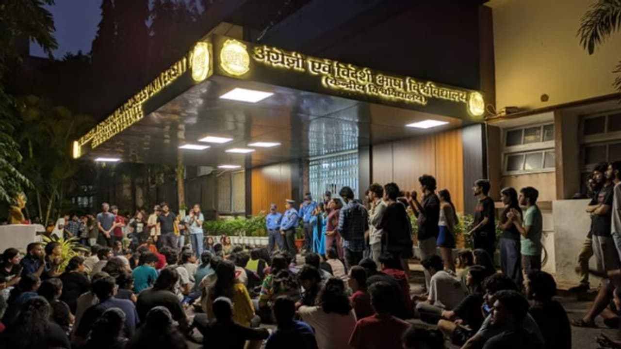 ഇഫ്‌ലു ക്യാമ്പസിലെ പീഡനശ്രമം: പ്രതിഷേധം ശക്തം, സര്‍വകലാശാല അധികൃതര്‍ക്കെതിരെ വിമര്‍ശനം