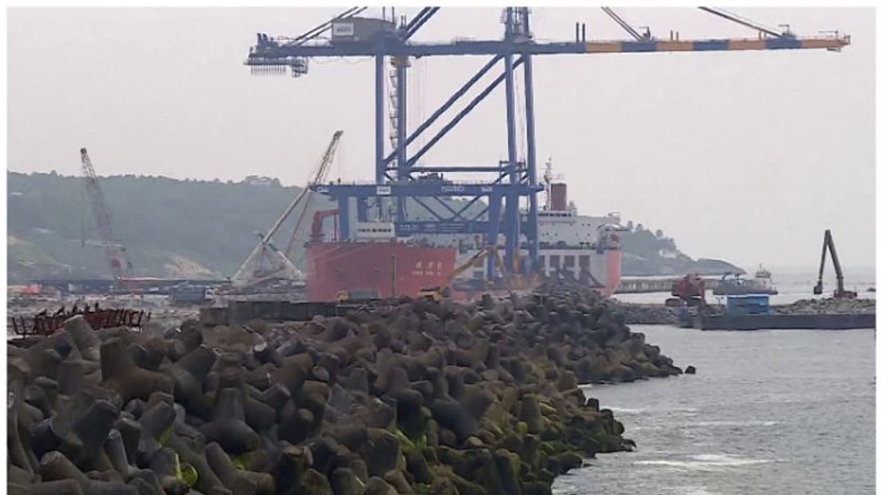 വിഴിഞ്ഞത്ത് രണ്ടാമത്തെ ക്രെയിൻ ഇന്നിറക്കും; ചൊവ്വാഴ്ചയോടെ കപ്പൽ മടങ്ങിപ്പോകാൻ സാധ്യത