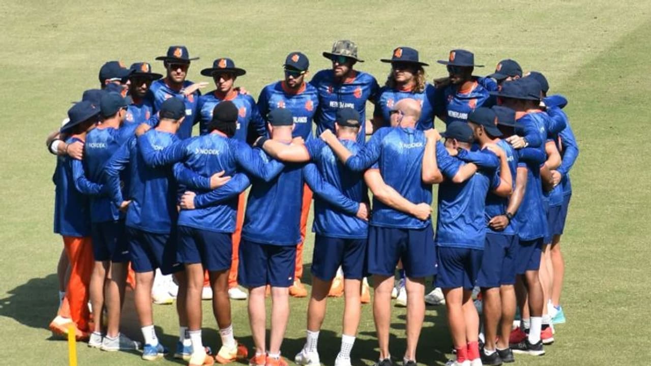 Netherlands vs Sri Lanka: நெதர்லாந்து டாஸ் வென்று பேட்டிங் தேர்வு; மாற்றங்களுடன் களமிறங்கிய இலங்கை ஜெயிக்குமா? Netherlands vs Sri Lanka: நெதர்லாந்து டாஸ் வென்று பேட்டிங் தேர்வு; மாற்றங்களுடன் களமிறங்கிய இலங்கை ஜெயிக்குமா?