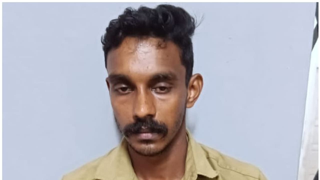 ഓട്ടോയിൽ കയറിയ വിദ്യാർഥിനിക്ക് നേരെ അശ്ലീല സംസാരം, പീഡന ശ്രമം; ഓട്ടോ ഡ്രൈവർ അറസ്റ്റിൽ ഓട്ടോയിൽ കയറിയ വിദ്യാർഥിനിക്ക് നേരെ അശ്ലീല സംസാരം, പീഡന ശ്രമം; ഓട്ടോ ഡ്രൈവർ അറസ്റ്റിൽ