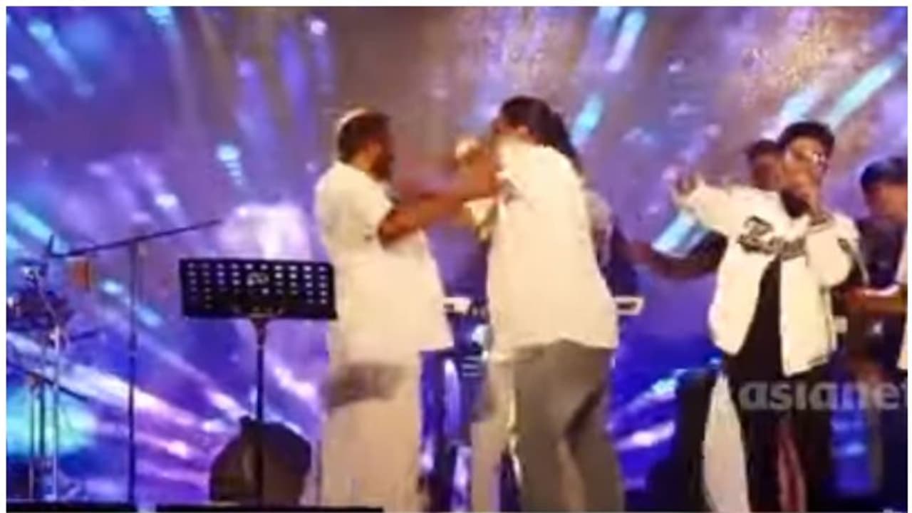 ഗാനമേളയ്ക്കിടെ കയ്യേറ്റം; 'മദ്യലഹരിയിലായിരുന്ന പ്രതിയെ പരിശോധിക്കാതെ വിട്ടയച്ചു', പൊലീസിനെതിരെ കണ്ണൂർ മേയർ ഗാനമേളയ്ക്കിടെ കയ്യേറ്റം; 'മദ്യലഹരിയിലായിരുന്ന പ്രതിയെ പരിശോധിക്കാതെ വിട്ടയച്ചു', പൊലീസിനെതിരെ കണ്ണൂർ മേയർ