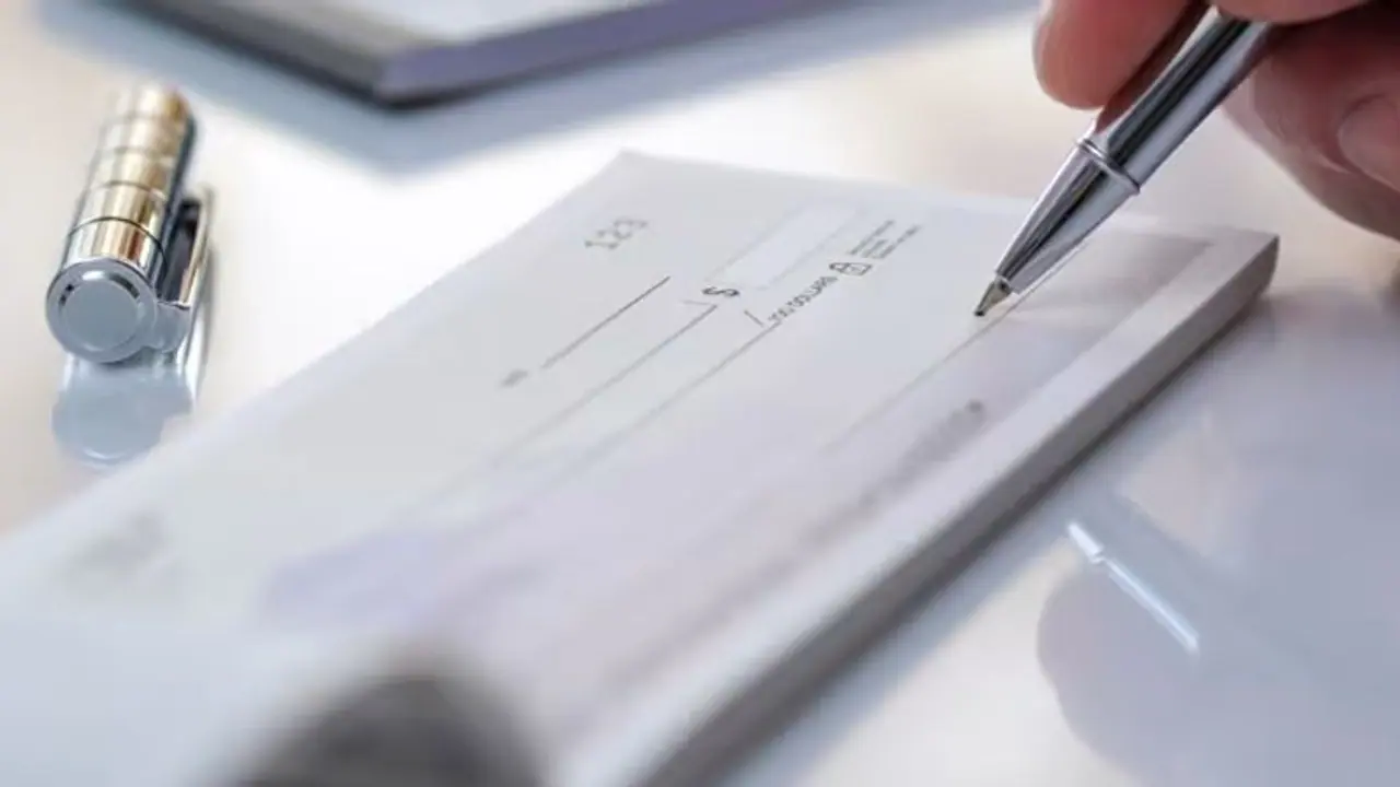 சிங்கப்பூரர்கள் கவனத்திற்கு.. இனி காசோலை பயன்படுத்தினால் தனி கட்டணம்.. 7 வங்கிகள் அதிகாரப்பூர்வ அறிவிப்பு!