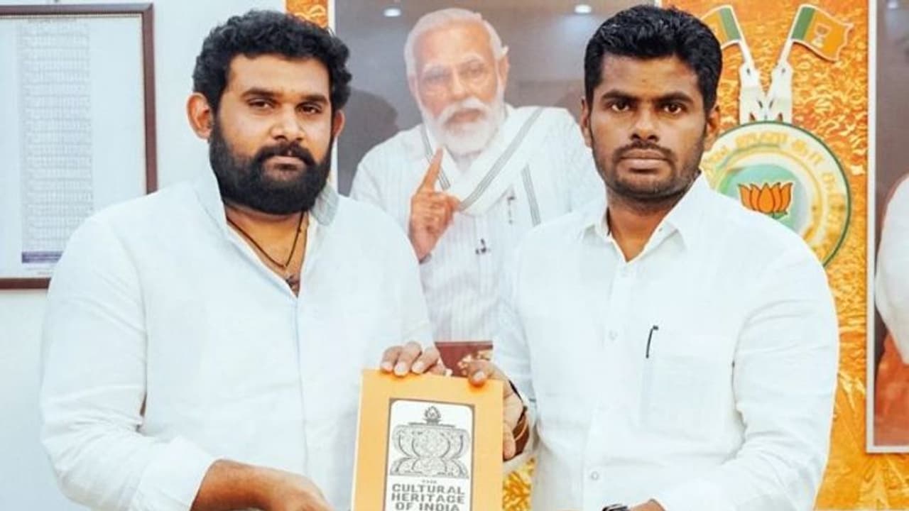 അനധികൃത കൊടിമരം നീക്കാനെത്തിയ ബുൾഡോസർ അടിച്ചുതകർത്തു, ബിജെപി നേതാവ് അറസ്റ്റിൽ അനധികൃത കൊടിമരം നീക്കാനെത്തിയ ബുൾഡോസർ അടിച്ചുതകർത്തു, ബിജെപി നേതാവ് അറസ്റ്റിൽ