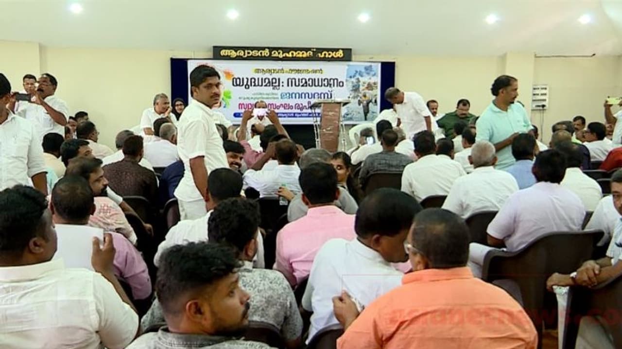 മലപ്പുറം കോൺഗ്രസിൽ പൊട്ടിത്തെറി; വേണുഗോപാലിനും ജോയ്ക്കുമെതിരെ മുദ്രാവാക്യം, രാജിവച്ച് ആര്യാടൻ ഷൗക്കത്ത് മലപ്പുറം കോൺഗ്രസിൽ പൊട്ടിത്തെറി; വേണുഗോപാലിനും ജോയ്ക്കുമെതിരെ മുദ്രാവാക്യം, രാജിവച്ച് ആര്യാടൻ ഷൗക്കത്ത്