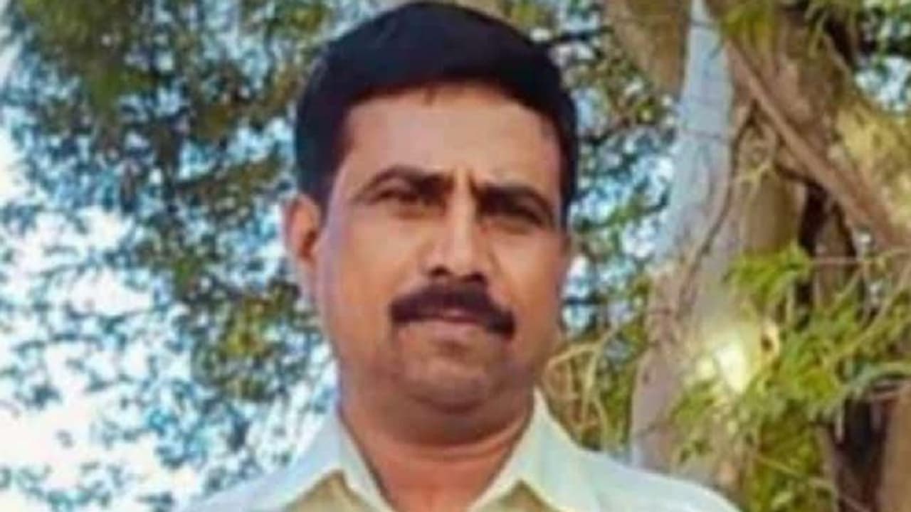 Chamarajanagar: ಸಾಮಾಜಿಕ ಬಹಿಷ್ಕಾರ: ಮನನೊಂದ ವ್ಯಕ್ತಿ ನೇಣು ಬಿಗಿದುಕೊಂಡು ಆತ್ಮಹತ್ಯೆಗೆ ಶರಣು! Chamarajanagar: ಸಾಮಾಜಿಕ ಬಹಿಷ್ಕಾರ: ಮನನೊಂದ ವ್ಯಕ್ತಿ ನೇಣು ಬಿಗಿದುಕೊಂಡು ಆತ್ಮಹತ್ಯೆಗೆ ಶರಣು!