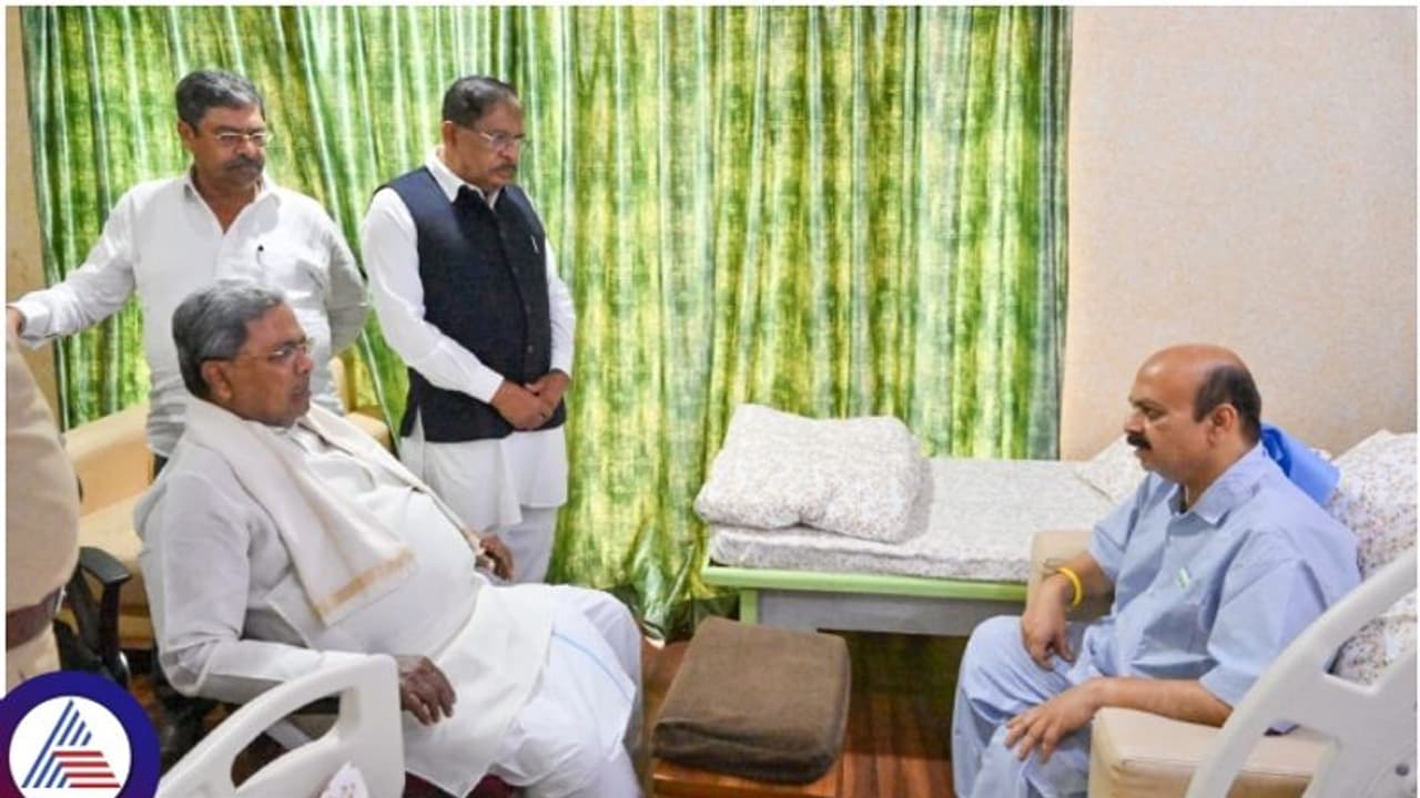 ಬೈಪಾಸ್ ಸರ್ಜರಿ ಮಾಡಿಸಿಕೊಂಡ ಮಾಜಿ ಸಿಎಂ ಬೊಮ್ಮಾಯಿ: ಆರೋಗ್ಯ ವಿಚಾರಿಸಿದ ಸಿಎಂ, ಡಿಸಿಎಂ ಬೈಪಾಸ್ ಸರ್ಜರಿ ಮಾಡಿಸಿಕೊಂಡ ಮಾಜಿ ಸಿಎಂ ಬೊಮ್ಮಾಯಿ: ಆರೋಗ್ಯ ವಿಚಾರಿಸಿದ ಸಿಎಂ, ಡಿಸಿಎಂ