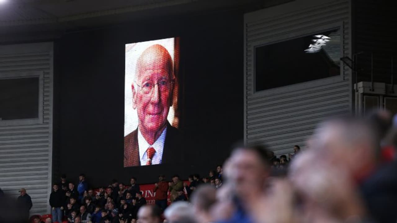 ഇംഗ്ലീഷ് ഫുട്ബോള് ഇതിഹാസം സര് ബോബി ചാള്ട്ടന് അന്തരിച്ചു; ലോകകപ്പ് ഹീറോ, യുണൈറ്റഡ് കിംഗ് ഇംഗ്ലീഷ് ഫുട്ബോള് ഇതിഹാസം സര് ബോബി ചാള്ട്ടന് അന്തരിച്ചു; ലോകകപ്പ് ഹീറോ, യുണൈറ്റഡ് കിംഗ്