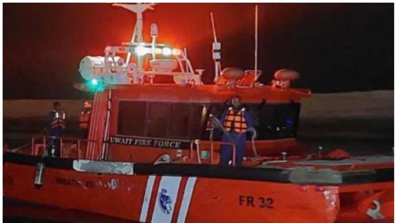 ആത്മഹത്യ ചെയ്യാന് പാലത്തില് നിന്ന് കടലിലേക്ക് ചാടി; വിവരം അറിഞ്ഞ് ഉടനെത്തി അഗ്നിശമനസേന, ഒടുവില് ആശ്വാസം ആത്മഹത്യ ചെയ്യാന് പാലത്തില് നിന്ന് കടലിലേക്ക് ചാടി; വിവരം അറിഞ്ഞ് ഉടനെത്തി അഗ്നിശമനസേന, ഒടുവില് ആശ്വാസം