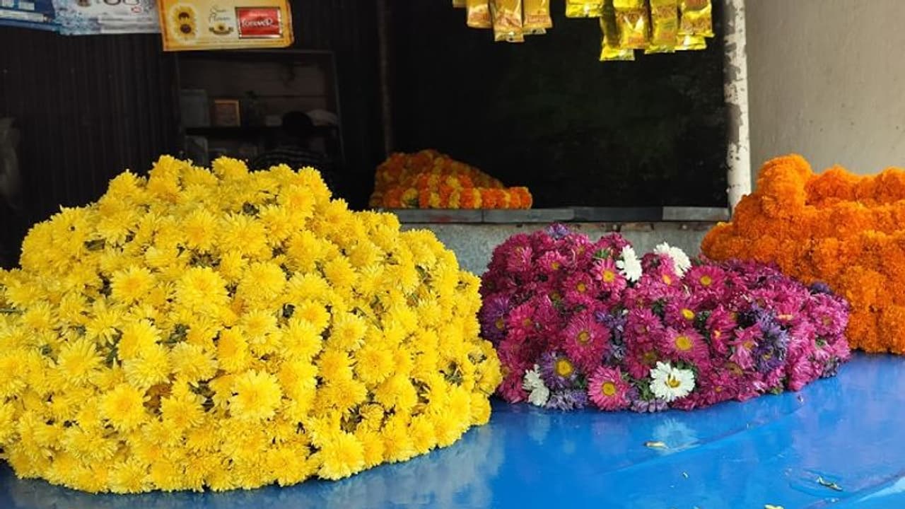 ನವರಾತ್ರಿ, ಆಯುಧಪೂಜೆ ಹಿನ್ನೆಲೆ ಹೂಗಳಿಗೆ ಭಾರೀ ಬೇಡಿಕೆ ನವರಾತ್ರಿ, ಆಯುಧಪೂಜೆ ಹಿನ್ನೆಲೆ ಹೂಗಳಿಗೆ ಭಾರೀ ಬೇಡಿಕೆ