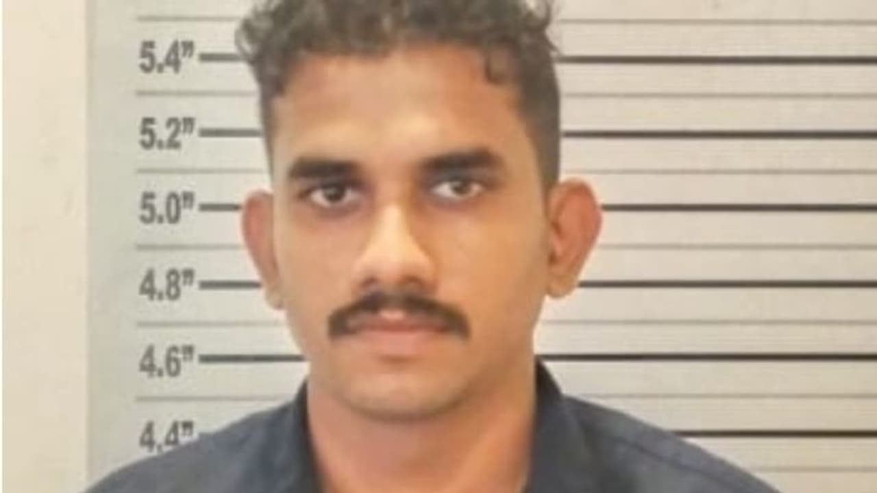 വീടിന് മുന്നിൽ നിർത്തിയ കാർ മാറ്റാൻ ആവശ്യപ്പെട്ടു; കുടുംബത്തെ വീട്ടിൽ കയറി ആക്രമിച്ച കേസിൽ പ്രതി പിടിയിൽ വീടിന് മുന്നിൽ നിർത്തിയ കാർ മാറ്റാൻ ആവശ്യപ്പെട്ടു; കുടുംബത്തെ വീട്ടിൽ കയറി ആക്രമിച്ച കേസിൽ പ്രതി പിടിയിൽ