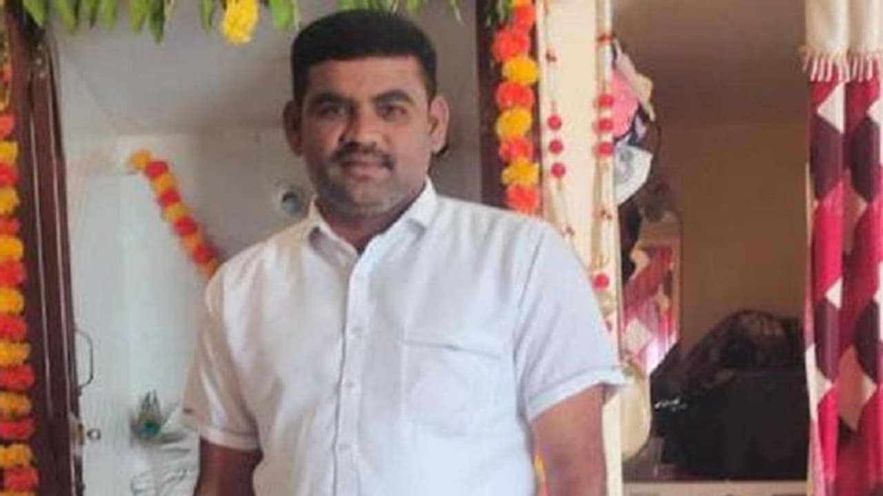 ಕೋಲಾರ: ಮಾಲೂರಲ್ಲಿ ಗ್ರಾಮ ಪಂಚಾಯ್ತಿ ಸದಸ್ಯನ ಬರ್ಬರ ಕೊಲೆ..! ಕೋಲಾರ: ಮಾಲೂರಲ್ಲಿ ಗ್ರಾಮ ಪಂಚಾಯ್ತಿ ಸದಸ್ಯನ ಬರ್ಬರ ಕೊಲೆ..!