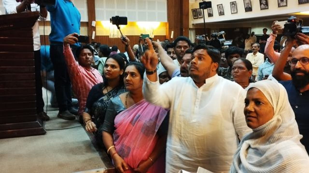 ಬೆಳಗಾವಿ: ಮಹಾನಗರ ಪಾಲಿಕೆಯಲ್ಲಿ ರಾಷ್ಟ್ರಗೀತೆಗೆ ಅವಮಾನ, ಸದಸ್ಯರ ತೀವ್ರ ಆಕ್ರೋಶ ಬೆಳಗಾವಿ: ಮಹಾನಗರ ಪಾಲಿಕೆಯಲ್ಲಿ ರಾಷ್ಟ್ರಗೀತೆಗೆ ಅವಮಾನ, ಸದಸ್ಯರ ತೀವ್ರ ಆಕ್ರೋಶ