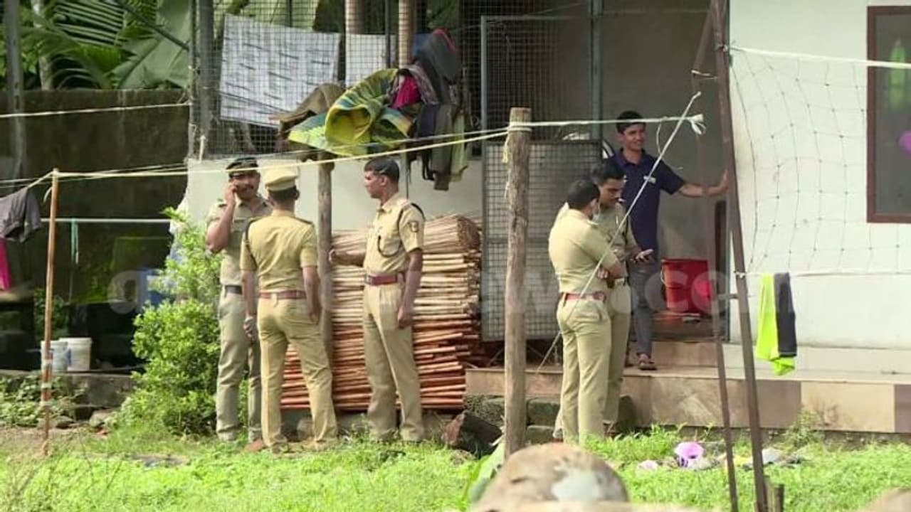 പെൺകുഞ്ഞുങ്ങൾക്കെതിരെ അതിക്രമങ്ങൾ തുടർക്കഥയാകുന്നു; അതിഥി തൊഴിലാളികളെ ബോധവത്കരിക്കാൻ പൊലീസ് പെൺകുഞ്ഞുങ്ങൾക്കെതിരെ അതിക്രമങ്ങൾ തുടർക്കഥയാകുന്നു; അതിഥി തൊഴിലാളികളെ ബോധവത്കരിക്കാൻ പൊലീസ്