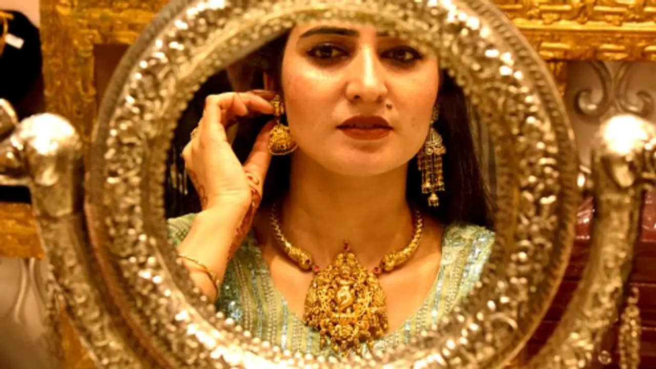 Gold Silver Price Today: ಭಾನುವಾರ ಚಿನ್ನ, ಬೆಳ್ಳಿ ಕೊಳ್ಳೋ ಪ್ಲ್ಯಾನ್ ಇದ್ಯಾ? ಆಭರಣ ಬೆಲೆ ವಿವರ ಹೀಗಿದೆ.. Gold Silver Price Today: ಭಾನುವಾರ ಚಿನ್ನ, ಬೆಳ್ಳಿ ಕೊಳ್ಳೋ ಪ್ಲ್ಯಾನ್ ಇದ್ಯಾ? ಆಭರಣ ಬೆಲೆ ವಿವರ ಹೀಗಿದೆ..